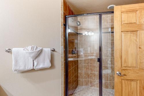 een badkamer met een douche en een glazen deur bij Terra Tomah Mountain Unit 40B Permit #6054 in Estes Park