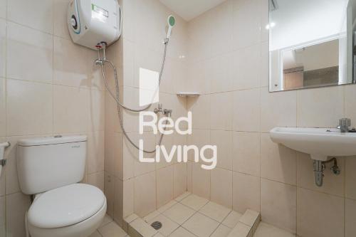 ブカシにあるRedliving Apartemen Springlake Summarecon - MDH Rooms Tower Caldesia with Netflixのバスルーム(白いトイレ、シンク付)