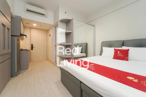 ブカシにあるRedliving Apartemen Springlake Summarecon - MDH Rooms Tower Caldesia with Netflixのベッドルーム1室(赤毛布付きの大型ベッド1台付)