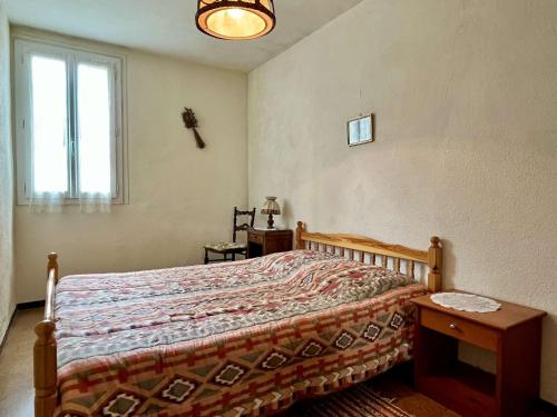 une chambre avec un lit et une fenêtre dans l'établissement Maison 3 pièces proche mer à Argelès-sur-Mer - 5 couchages, terrasse, parking, mén. inclus - FR-1-225-2, à Argelès-sur-Mer