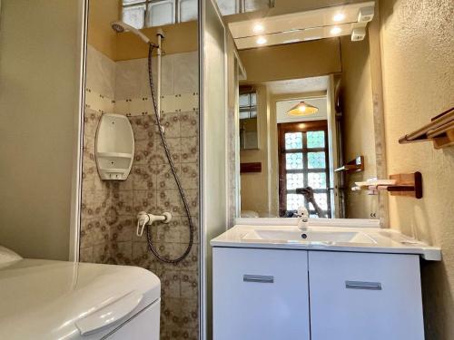 une salle de bain avec douche et lavabo dans l'établissement Maison 3 pièces proche mer à Argelès-sur-Mer - 5 couchages, terrasse, parking, mén. inclus - FR-1-225-2, à Argelès-sur-Mer