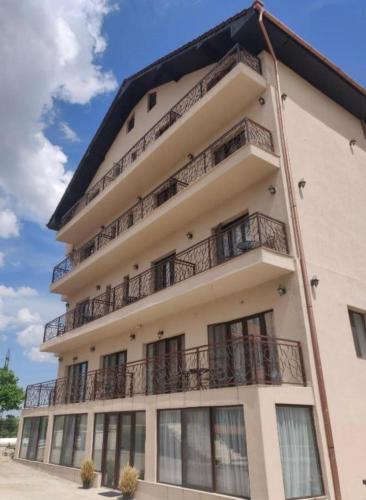 un edificio con balcones en un lateral en Apartamente 9, en Băile Felix