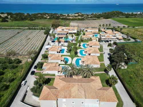 eine Luftansicht eines Resorts mit Meerblick im Hintergrund in der Unterkunft Olympia Golden Beach Resort & Spa in Kyllini