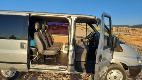 ein Van mit offener Tür in der Wüste in der Unterkunft Casa movil in Santa Gertrudis