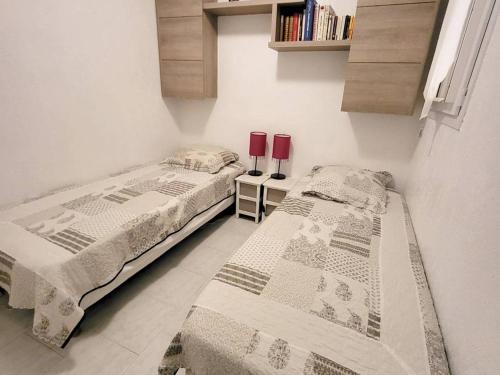 - 2 lits dans une chambre avec 2 lampes rouges dans l'établissement T2 cosy avec piscine, tennis, parking - 200m des plages - FR-1-316-245, à Six-Fours-les-Plages