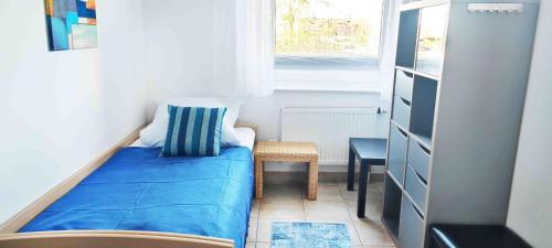 ein kleines Schlafzimmer mit einem Bett und einem Fenster in der Unterkunft Haus am Waldbad Whg. 12/7 in Cuxhaven