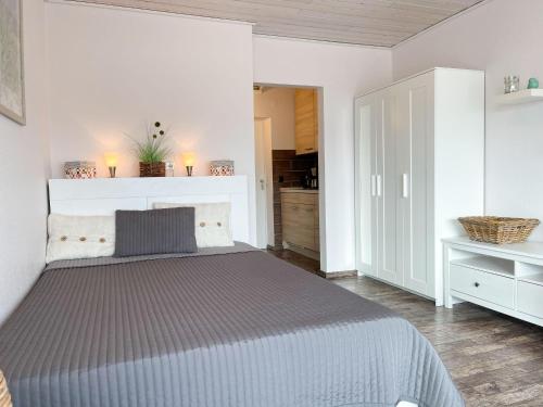 a bedroom with a large bed and a kitchen at Frische-Brise-06-05 in Cuxhaven