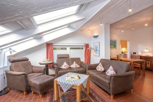 Sala de estar con 2 sofás y mesa en Lütje Hus en Langeoog