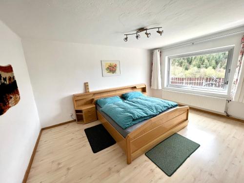 1 dormitorio con cama y ventana en Private Wohnung, en Leoben