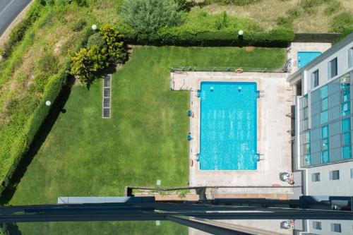 an aerial view of a yard with a swimming pool at Nuevo Madrid - Apartamento de 1 dormitorio in Madrid
