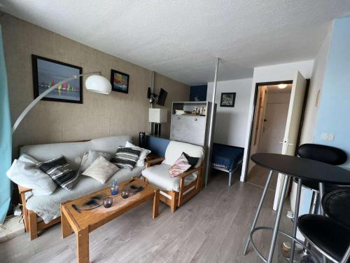 un salon avec un canapé et une table dans l'établissement Studio Cabine avec Parking, Ascenseur, Vue sur Port - FR-1-702-30, au Cap d'Agde