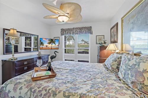 Ένα ή περισσότερα κρεβάτια σε δωμάτιο στο Peaceful condo with two pools/steps to beach and food