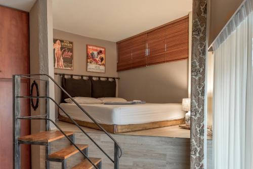 een slaapkamer met een bed en een trap erin bij The heart of Plaka in Athene