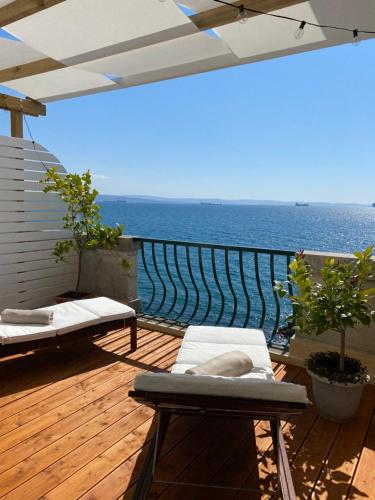 una terraza de madera con vistas al océano en Villa Tergeste, en Trieste