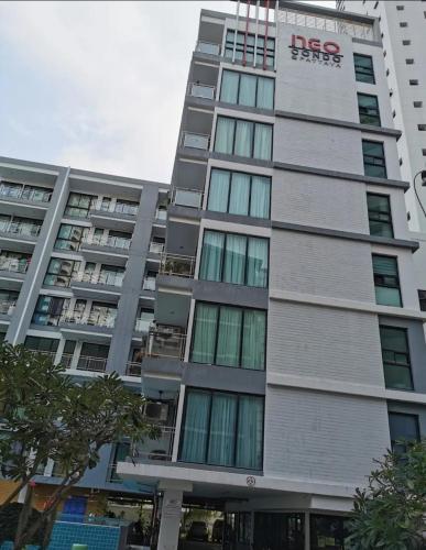 a tall building with the hoskinson sign on it at Neo2 condo 703 in Jomtien Beach