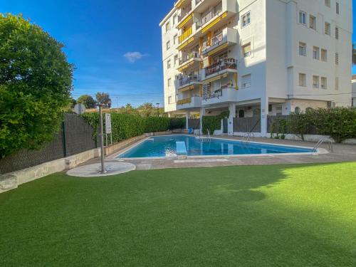 ein Schwimmbad vor einem Gebäude in der Unterkunft Oasis Sinia by Hello Homes Sitges in Sitges