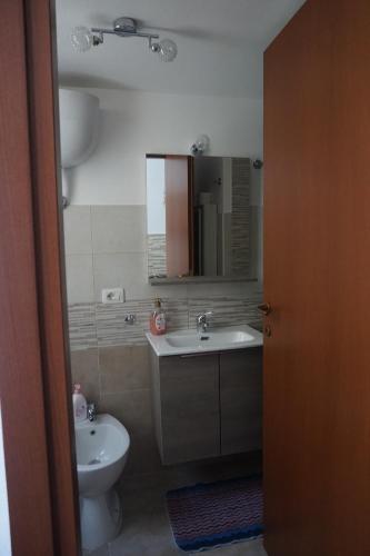 アルゲーロにあるLa Muragliaのバスルーム(洗面台、トイレ、鏡付)