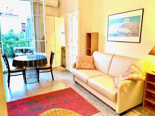 un salon avec un canapé et une table dans l'établissement Aparthotel Riviera - Terrasse Mistral Grimaldi Promenade des Anglais, à Nice