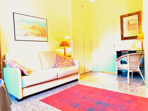 un salon avec un canapé et un tapis rouge dans l'établissement Aparthotel Riviera - Terrasse Mistral Grimaldi Promenade des Anglais, à Nice