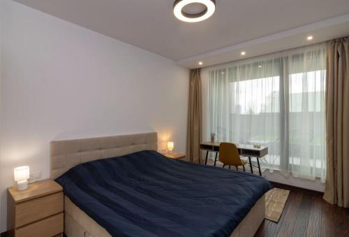 um quarto com uma cama, uma secretária e uma mesa em Georgi's 1 Bedroom Quiet Apartment with Garage em Sófia