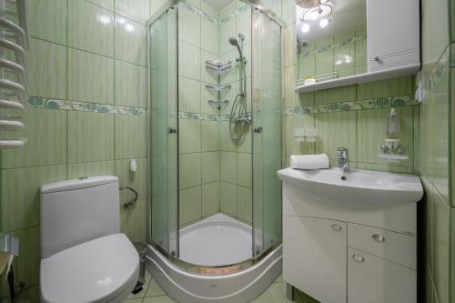 uma casa de banho com um chuveiro, um WC e um lavatório. em RentPlanet - Apartamenty Krzeptówki em Zakopane