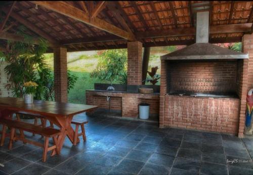 patio con mesa y cocina al aire libre en Sitio Santa Filomena, en Vinhedo
