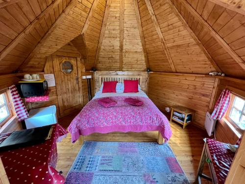 una vista aérea de un dormitorio en una cabaña de madera en The Nest Glamping Pod, en Dalmally