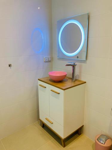 une salle de bain avec un lavabo et une vasque sur un comptoir dans l'établissement Brise des Pins, au Cannet