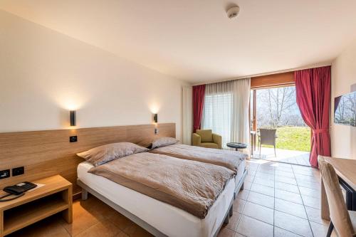 1 dormitorio con cama y ventana grande en I Grappoli en Sessa