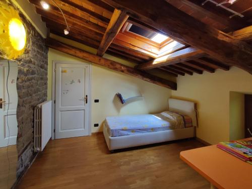a bedroom with a bed in a room with wooden ceilings at La terrazza di Elas a Uzzano in Uzzano