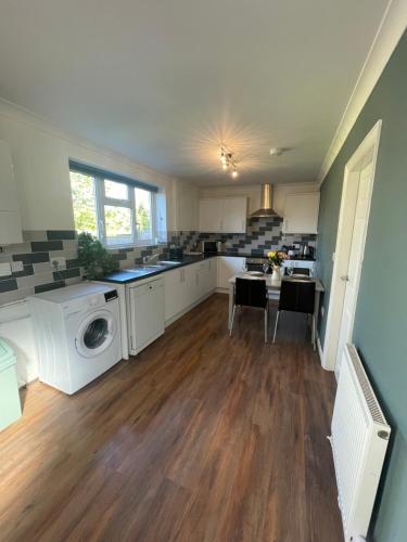 Dapur atau dapur kecil di House Nr Bailgate Area and Cathedral Off road Parking and Garden