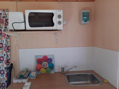 Kuchyň nebo kuchyňský kout v ubytování Pipowagen Bergeijk