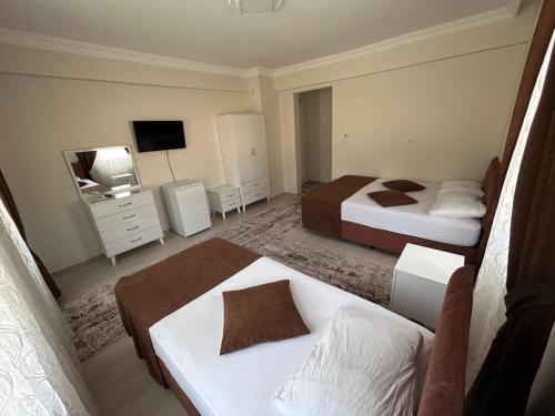 Habitación de hotel con 2 camas y TV en Paradise Boutique hotel en Pamukkale