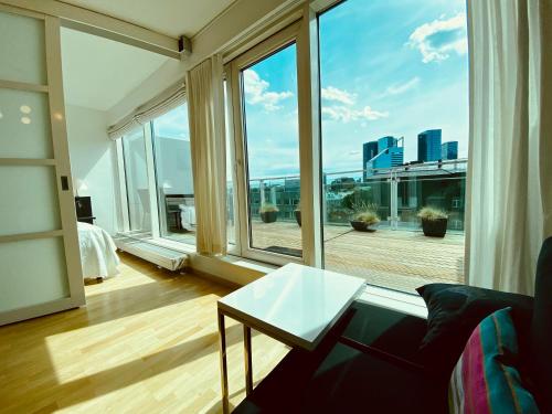 salon z dużym oknem z widokiem na miasto w obiekcie City Heart Apartment with a Sunny Rooftop Terrace w Tallinnie
