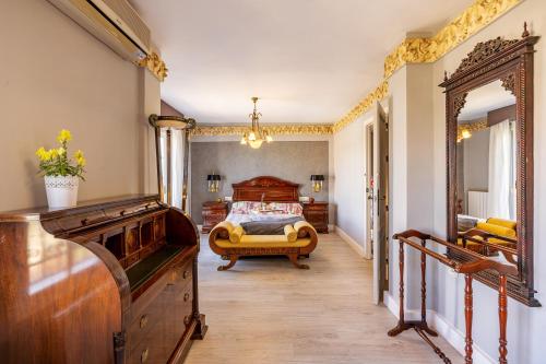 a bedroom with a bed and a mirror at Cypress House in La Zubia