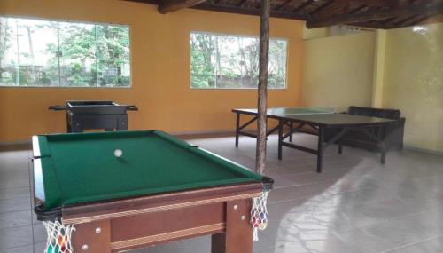 uma sala com duas mesas de pingue-pongue em Flat Village - Aldeia das Águas em Barra do Piraí