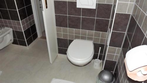 Apartment 5 Double Bed & Bidet sleeps 2 guests