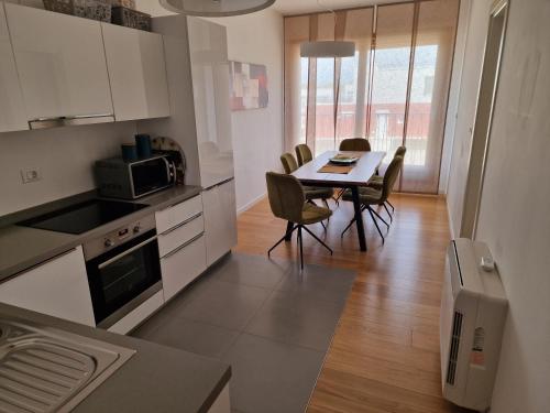 una cucina e una sala da pranzo con tavolo e sedie di Premium Apartment Maj **** a Poreč (Parenzo)