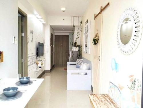 Baño con 2 lavabos y espejo en Newly-launched Country-Feel condo above Fame Mall, en Manila
