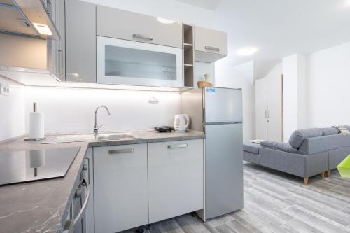 uma cozinha com um frigorífico e uma sala de estar em Residence Marina em Split