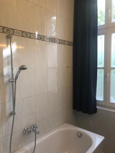 Das Bad ist mit einer Badewanne mit einer Dusche ausgestattet. in der Unterkunft Schöne Ferienwohnung in Seebad Bansin 200m vom Strand (Heringsdorf, Kaiserbäder, Usedom) in Bansin