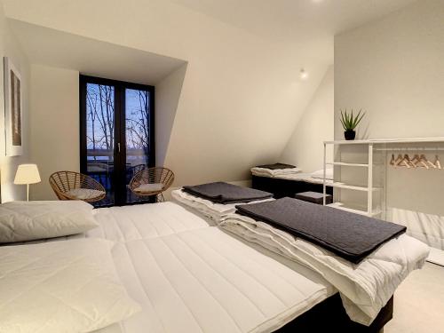 una camera con due letti e una finestra di Mooi Maaseik a Maaseik