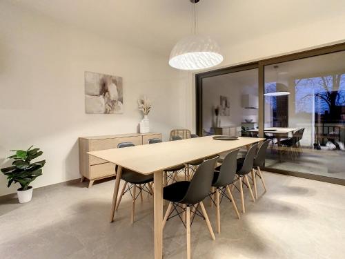 a dining room with a table and chairs at Mooi Maaseik in Maaseik