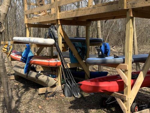 a group of kayaks sitting under a wooden structure at Cozy Carey Bay Cottages in Grove on Grand Lake in Grove