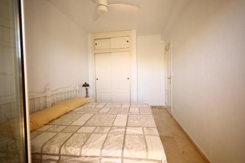 pusty pokój z łóżkiem i drzwiami w obiekcie 2 bedroom apartment amazing sea vieuw Dehesa de Campoamor Los Altos w mieście Campoamor