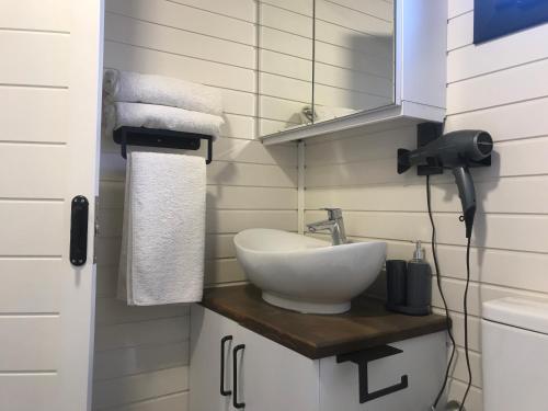 ウルラにあるHotel Barbaのバスルーム(白い洗面台、鏡付)