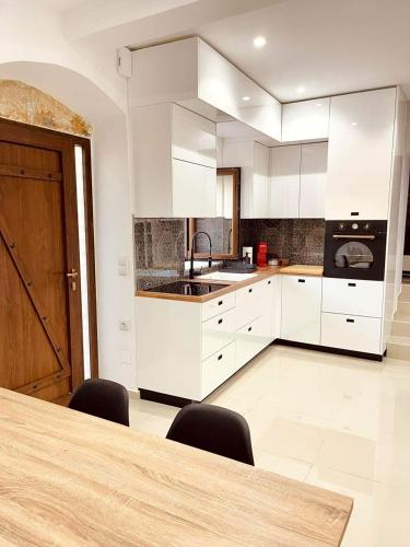 Kuchyň nebo kuchyňský kout v ubytování Luxury Villa Nipiditos est 1912