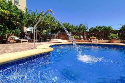 una fuente de agua en una piscina en un patio en Casa de invitados tradicional con piscina en la huerta de Lorca, en Lorca