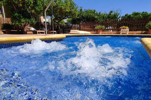 una piscina d'acqua di Casa de invitados tradicional con piscina en la huerta de Lorca a Lorca