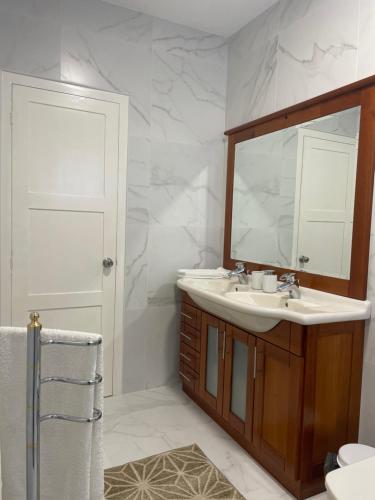 uma casa de banho com um lavatório e um espelho em Casa do Porto em Angra do Heroísmo